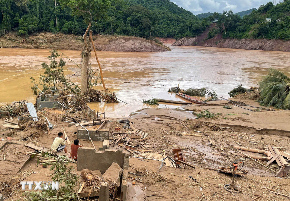 Những ngôi nhà dọc dòng Nậm Nơn đã bị lũ cuốn trôi. (Ảnh: TTXVN phát)