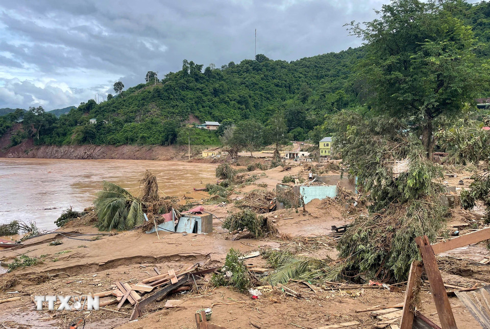 Do ảnh hưởng của bão số 3, trên địa bàn xã Mỹ Lý (Nghệ An) xuất hiện trận lũ lớn làm 231 nhà dân bị hư hỏng. (Ảnh: TTXVN phát)