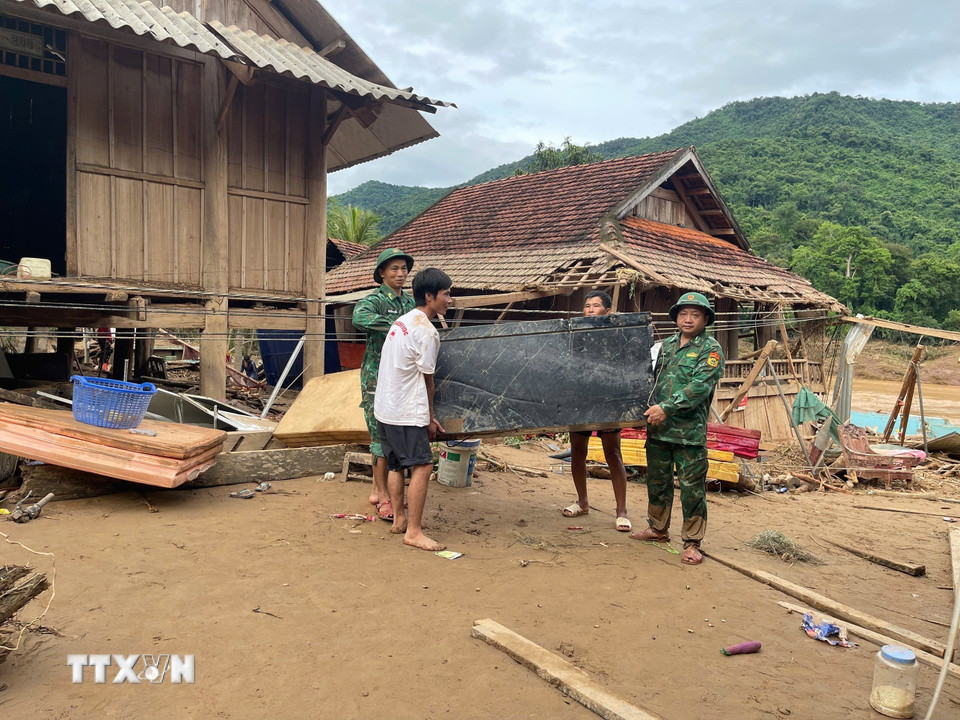 Bộ đội biên phòng Mỹ Lý cùng người dân địa phương tích cực khắc phục hậu quả mưa lũ. (Ảnh: TTXVN phát)