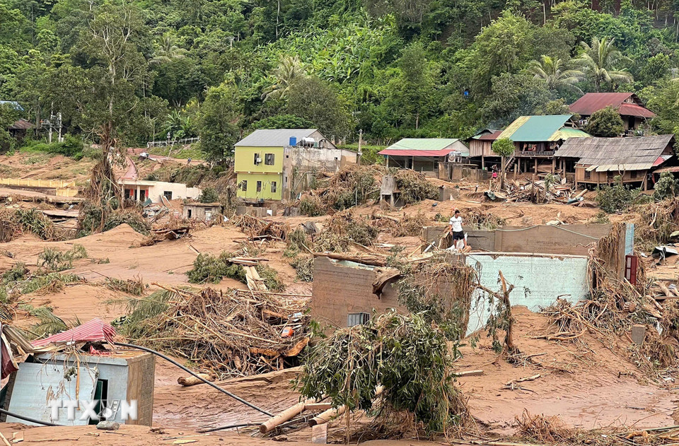 109 nhà bị thiệt hại trên 70%, 122 nhà bị hư hỏng 50-70% tập trung ở 7 bản dọc sông Nậm Nơn. (Ảnh: TTXVN phát)