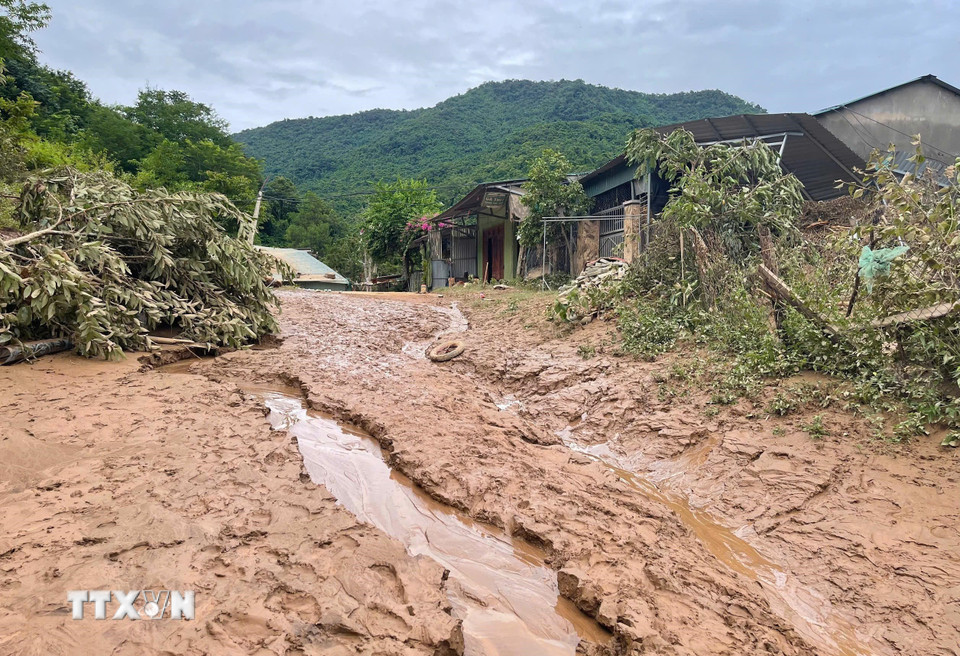 Xã biên giới Mỹ Lý (Nghệ An) hiện vẫn bị cô lập với bên ngoài do các tuyến đường bị chia cắt. (Ảnh: TTXVN phát)