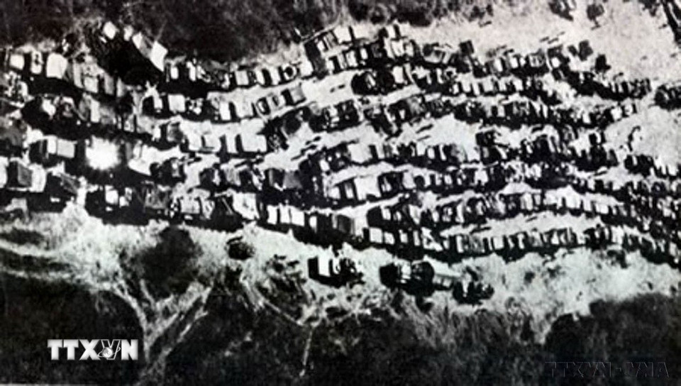 Thắng lợi của Chiến dịch Tây Nguyên đã tạo ra sự thay đổi căn bản về so sánh lực lượng và thế chiến lược có lợi cho ta, còn địch bị động, bị suy sụp và tan rã về chiến lược, dẫn đến co cụm và bị động đối phó trên các chiến trường. Trong ảnh: Xe quân sự của Ngụy dồn ứ trên đường 7 khi chúng tháo chạy khỏi Tây Nguyên. (Ảnh: Tư liệu TTXVN)