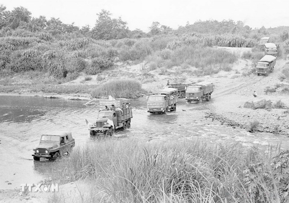 Bằng mọi phương tiện thô sơ và cơ giới, các chiến sỹ vận tải Tây Nguyên vận chuyển hàng ngàn tấn hàng hóa phục vụ chiến dịch. (Ảnh: Thanh Tụng/TTXVN)