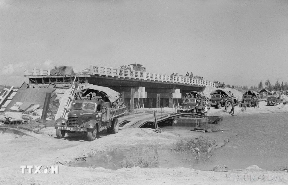 Các đơn vị xe tăng và bộ binh cơ giới tiến vào giải phóng Buôn Ma Thuột (1975). (Ảnh: Anh Tôn/TTXVN)