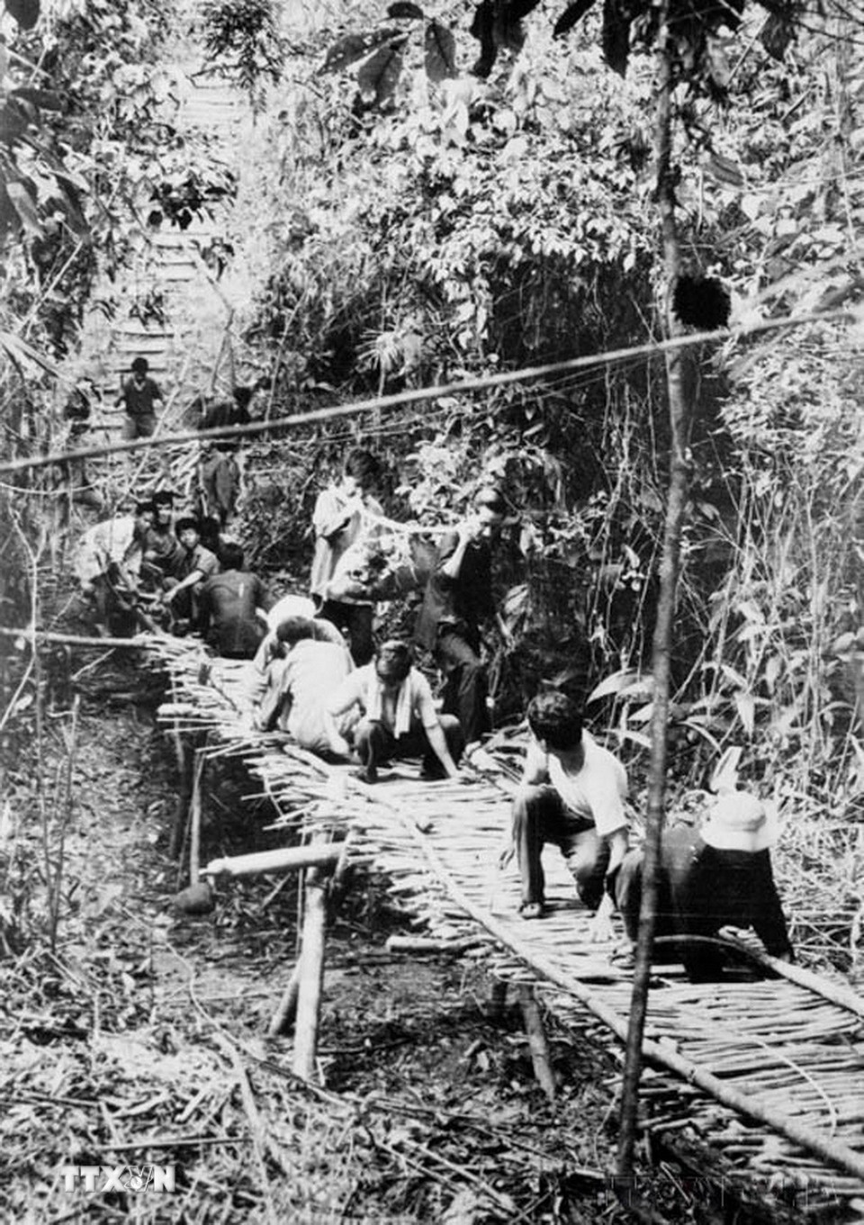 Trong chiến dịch Tây Nguyên, ta không chỉ xây dựng được lực lượng với khả năng tác chiến binh chủng hợp thành, mà còn có sự chuẩn bị chu đáo về lực lượng hậu cần, kỹ thuật phục vụ... . Trong ảnh: Làm đường giao liên ở chiến khu Trung Trung Bộ trong chiến dịch Tây Nguyên. (Ảnh: Hồng Phấn/TTXVN)