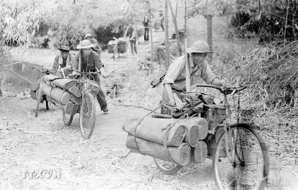 Bằng mọi phương tiện thô sơ và cơ giới, các chiến sỹ vận tải Tây Nguyên vận chuyển hàng hóa phục vụ chiến dịch (1975). (Ảnh: Thanh Tụng/TTXVN)