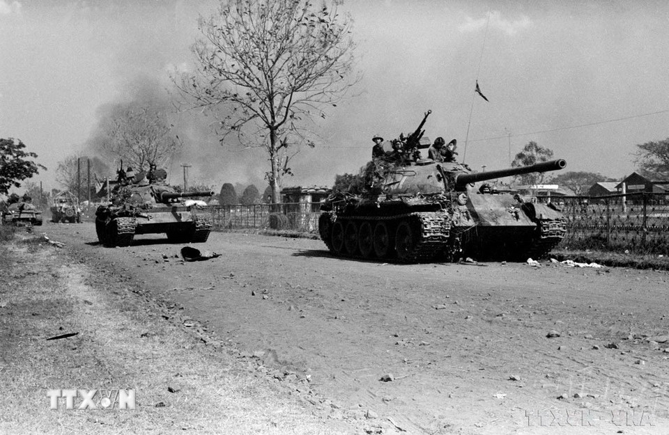 Đến ngày 17/3/1975, các mục tiêu phụ cận của địch đã bị đánh chiếm hoàn toàn, trận tiến công thị xã Buôn Ma Thuột kết thúc thắng lợi. Trong ảnh: Xe tăng quân giải phóng tiến vào thị xã Buôn Ma Thuột. (Ảnh: TTXVN)