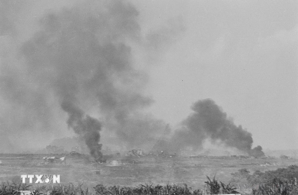 Đúng 6 giờ 30 phút ngày 10/3/1975, các cụm pháo chiến dịch của ta bắt đầu trút bão lửa xuống các mục tiêu trong thị xã Buôn Ma Thuột, làm tê liệt địch. Trong ảnh: Quân giải phóng tiến vào chi khu Đức Lập, ngày 10/3/1975. (Ảnh: TTXVN)
