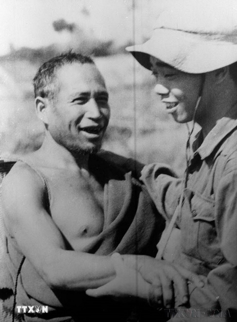 Già làng A Mip ở ấp Plei Phien, Pleiku vui mừng ôm chiến sỹ bộ đội trong ngày về giải phóng buôn làng. (Ảnh: Tư liệu TTXVN)