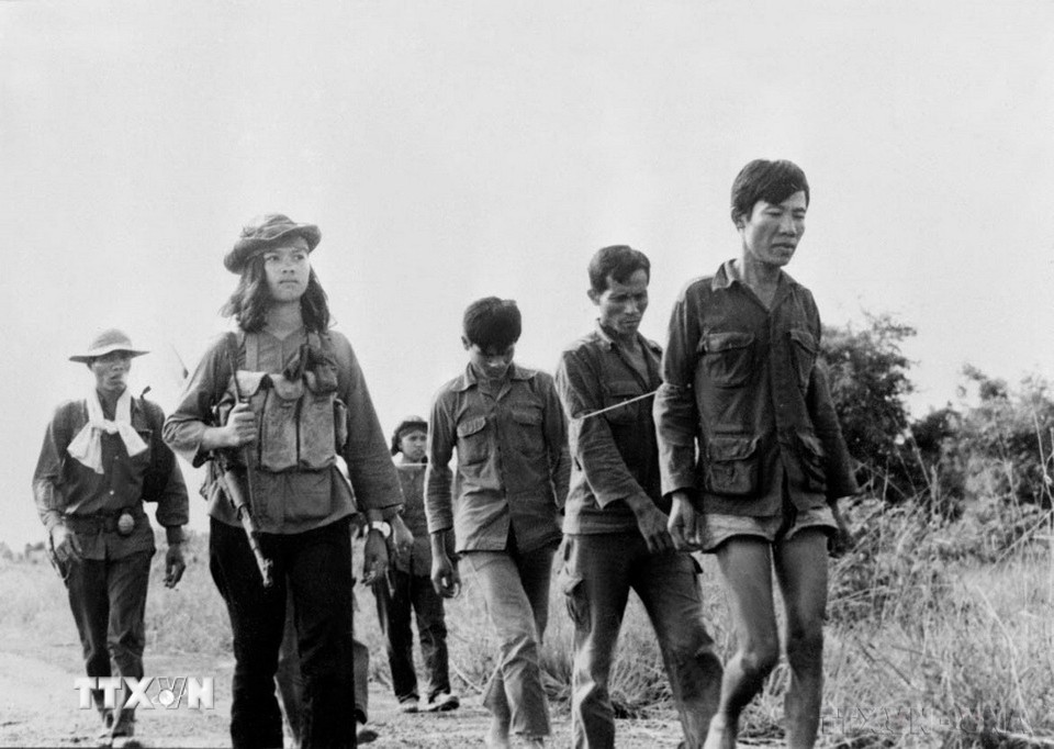 Một trong những nét đặc sắc của nghệ thuật quân sự ở Chiến dịch Tây Nguyên chính là thế trận “trói địch lại mà đánh." Trong ảnh: Hàng ngàn binh sỹ Ngụy ở Tây Nguyên ra hàng quân giải phóng (1975). (Ảnh: TTXVN)