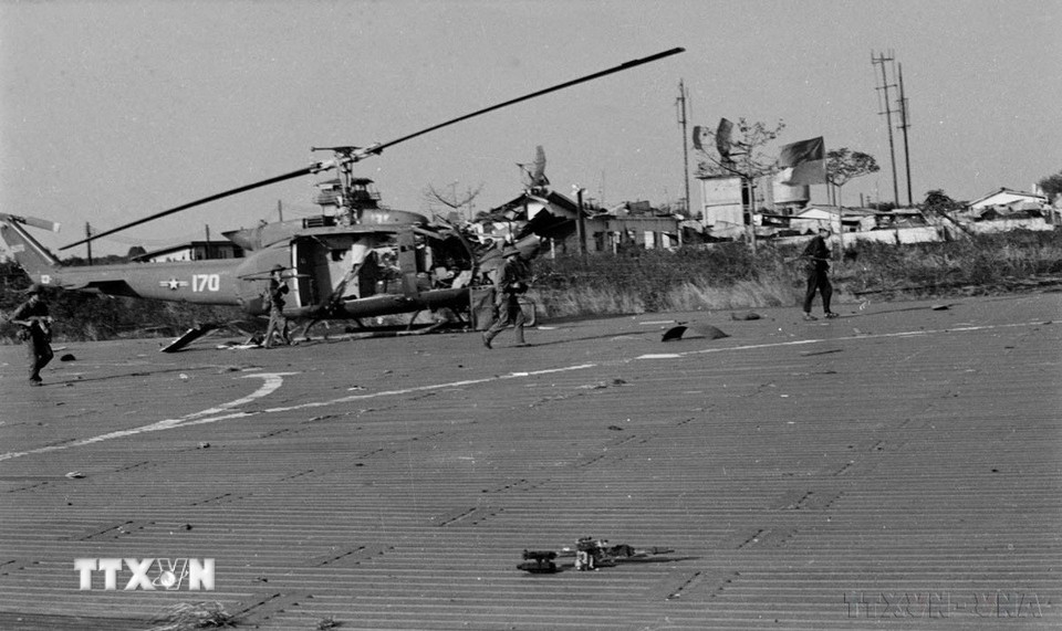 Bằng cách đánh mạnh bạo, khôn khéo, đến hết ngày 11/3/1975, quân giải phóng đã đánh chiếm hết các mục tiêu quan trọng của thị xã Buôn Ma Thuột. Trong ảnh: Quân giải phóng đánh chiếm sân bay Buôn Ma Thuột. (Ảnh: TTXVN)