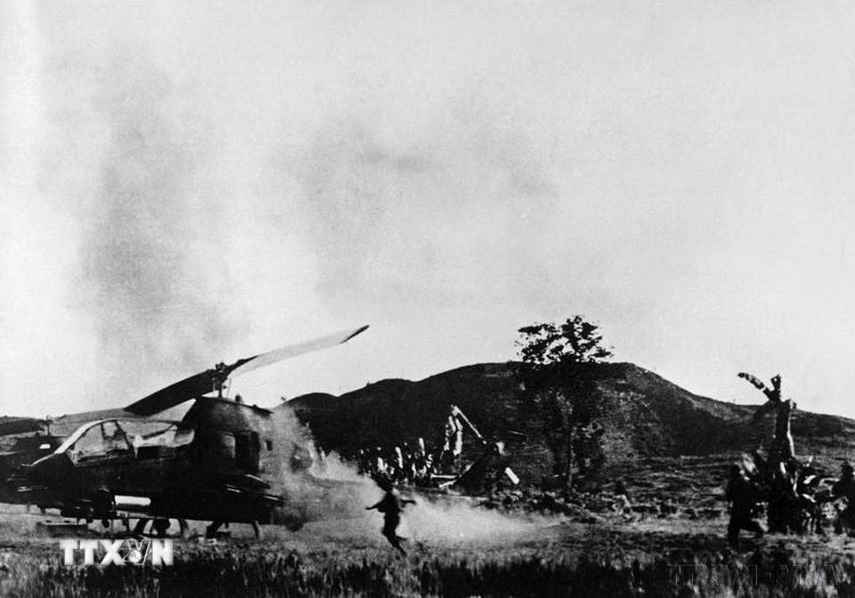 Bộ đội ta giải phóng Đắc Tô-Tân Cảnh (Kon Tum) trong Chiến dịch Tây Nguyên. (Ảnh: Lương Biên/TTXVN)
