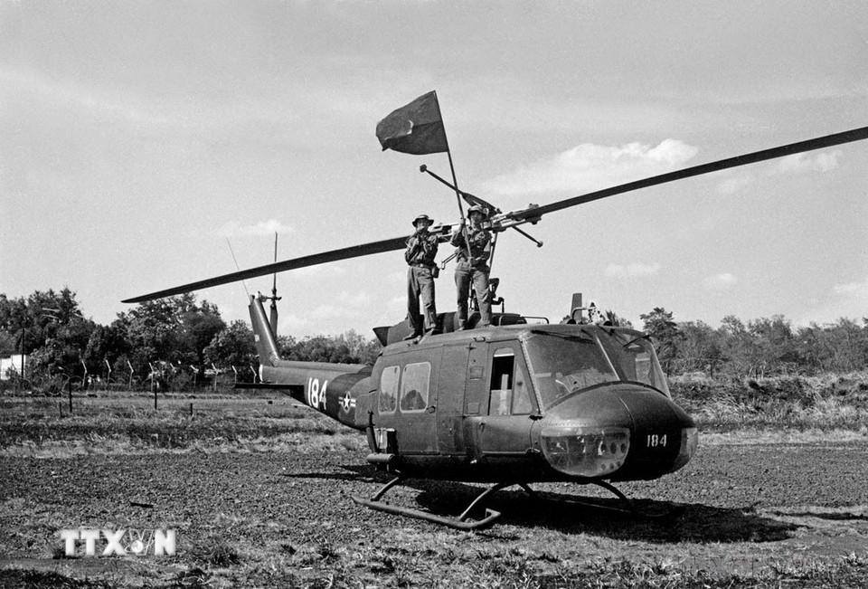 Quân giải phóng tiến công, khống chế được sân bay Hòa Bình, làm chủ thị xã Buôn Ma Thuột (1975). (Ảnh: TTXVN)