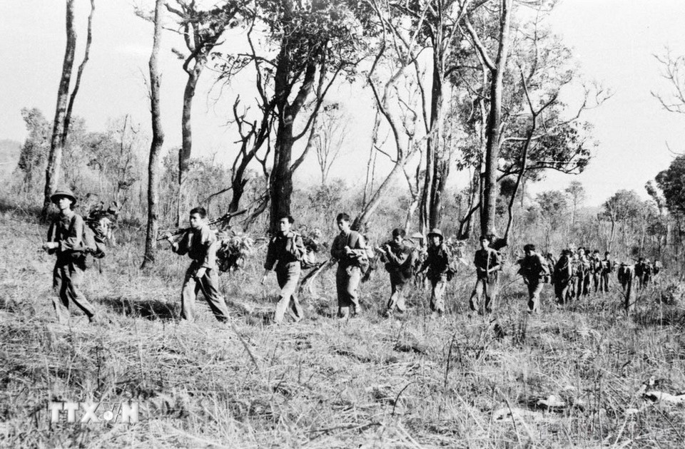 Ngày 4/3/1975, quân giải phóng bắt đầu hoạt động cắt Đường 19, đánh một số mục tiêu ở Pleiku để nghi binh, tạo thế cho chiến dịch Tây Nguyên. Trong ảnh: Bộ đội Gia Lai hành quân trên Đường 19 (1975). (Ảnh: Xuân Quyết/TTXVN)
