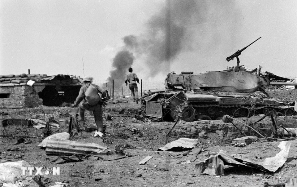 Nhiều phương tiện chiến tranh của địch ở Chi khu kiên cố Đức Lập rơi vào tay quân giải phóng. (Ảnh: Tư liệu TTXVN)