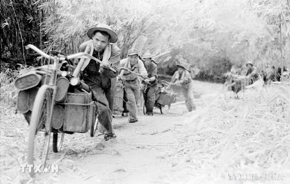 Bằng mọi phương tiện thô sơ và cơ giới, các chiến sỹ vận tải Tây Nguyên vận chuyển hàng hóa phục vụ chiến dịch (1975). (Ảnh: Thanh Tụng/TTXVN)