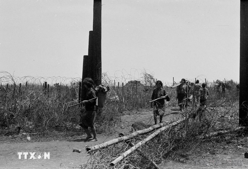 Đồng bào Gia Rai sau ngày giải phóng trở về làng làm ăn (1975). (Ảnh: TTXVN)