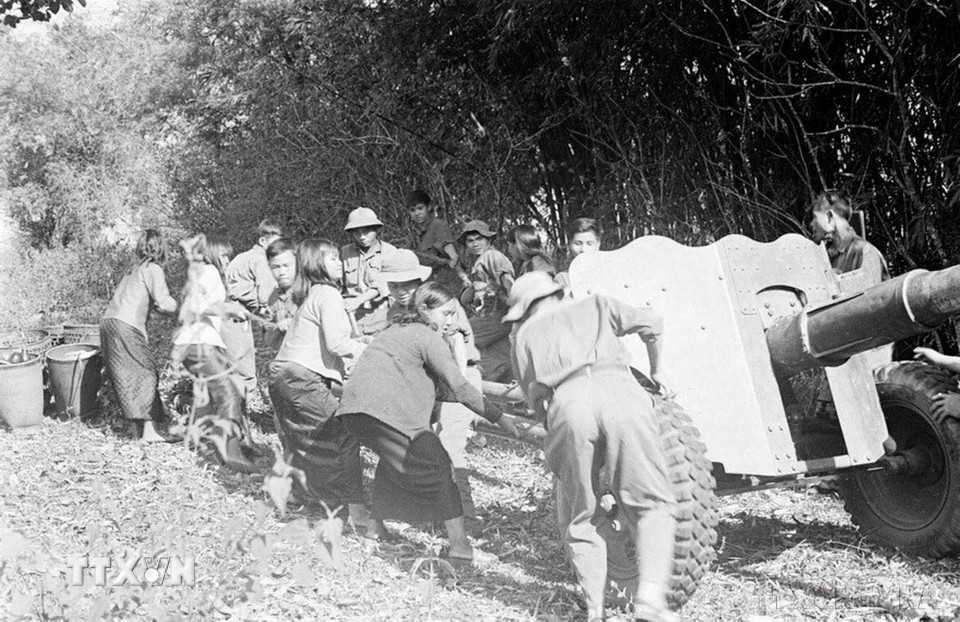 Nhân dân Tây Nguyên cùng bộ đội kéo pháo để đánh chiếm các điểm cao ở Pleiku trong Chiến dịch Tây Nguyên, mở màn Cuộc Tổng tiến công và nổi dậy mùa Xuân năm 1975. (Ảnh: TTXVN)