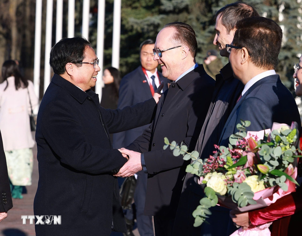 Đại sứ Liên bang Nga tại Việt Nam Gennady Stepanovich Bezdetko cùng các quan chức Cục Lễ tân, Bộ Ngoại giao Nga đón Thủ tướng Phạm Minh Chính tại sân bay Vnukovo 2, thủ đô Moskva. (Ảnh: Dương Giang/TTXVN)