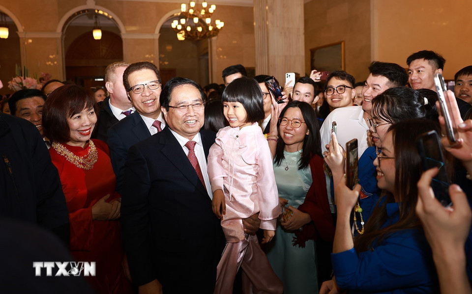 Cán bộ, nhân viên Đại sứ quán và cộng đồng người Việt Nam tại Liên bang Nga đón Thủ tướng Phạm Minh Chính sang thăm chính thức. (Ảnh: Dương Giang/TTXVN)