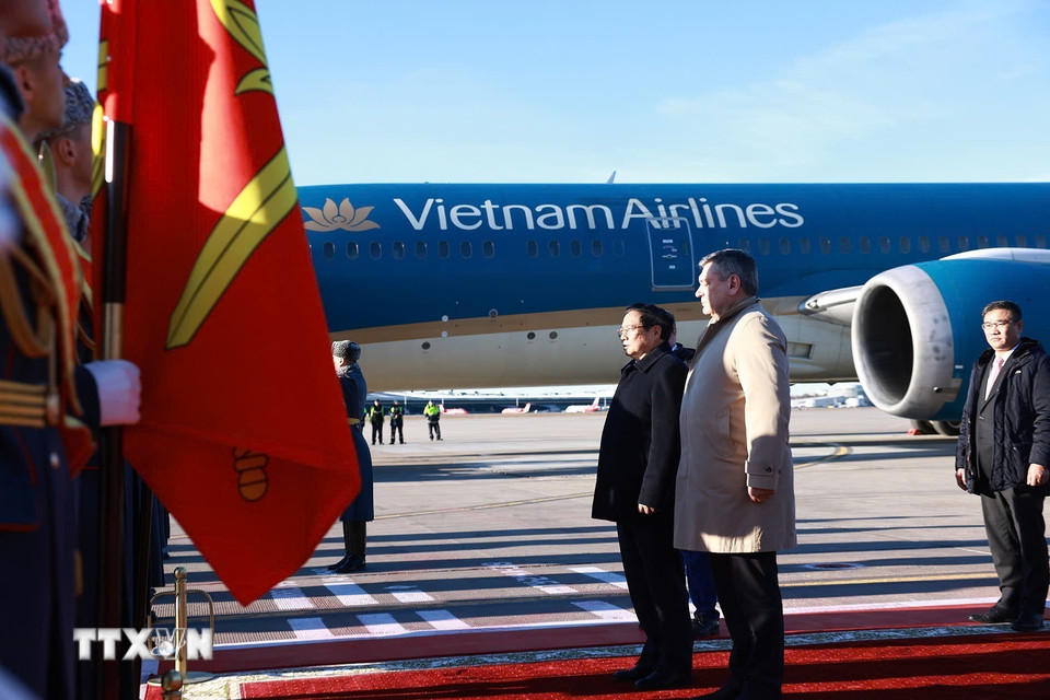 Lễ đón chính thức Thủ tướng Phạm Minh Chính thăm Liên bang Nga được tổ chức trang trọng Sân bay quốc tế Vnukovo 2, do Thứ trưởng Bộ Ngoại giao Liên bang Nga Rudenko Andrey Yurevych chủ trì. (Ảnh: Dương Giang/TTXVN)