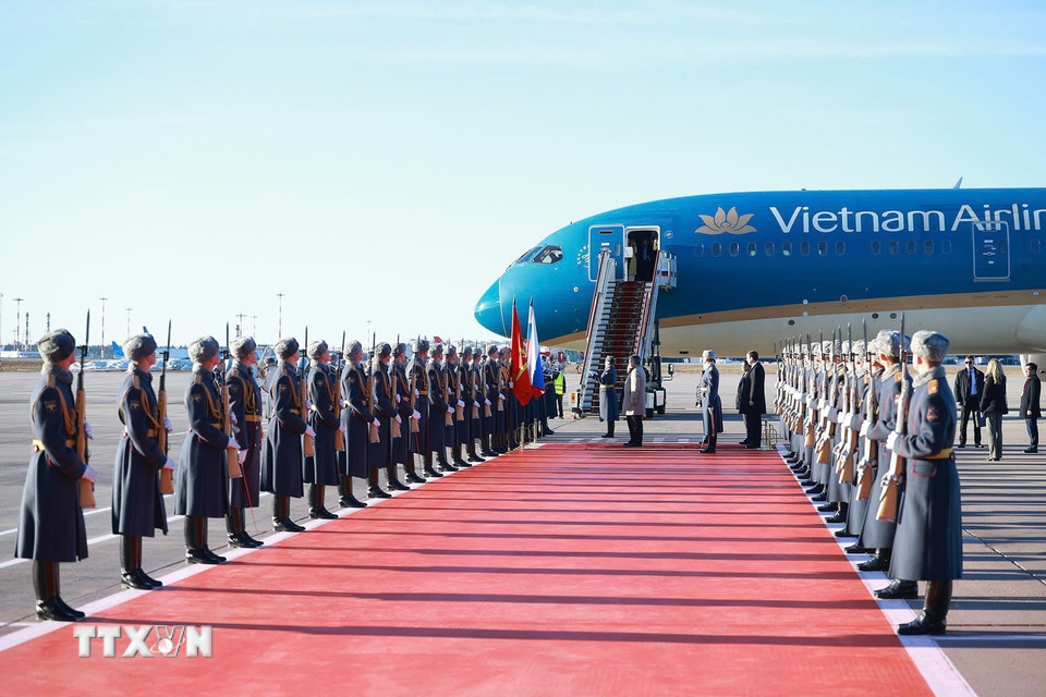 Lễ đón chính thức Thủ tướng Phạm Minh Chính thăm Liên bang Nga được tổ chức trang trọng Sân bay quốc tế Vnukovo 2. (Ảnh: Dương Giang/TTXVN)