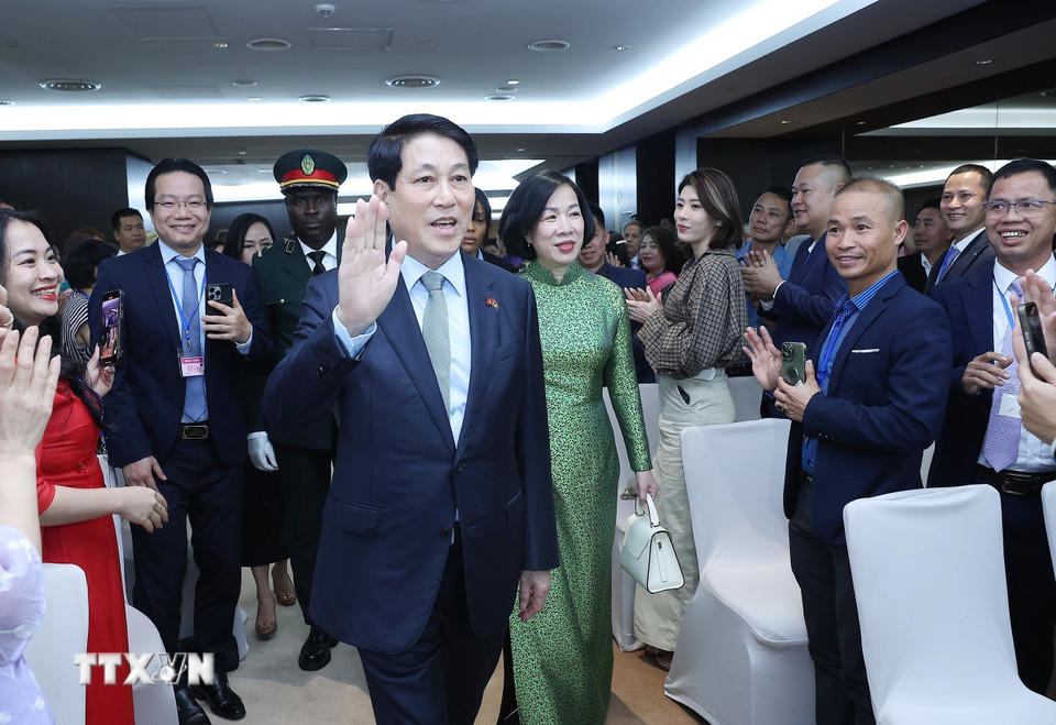 Chủ tịch nước Lương Cường và Phu nhân dự buổi gặp cán bộ, nhân viên Đại sứ quán và cộng đồng người Việt Nam tại Angola. (Ảnh: Lâm Khánh/TTXVN)