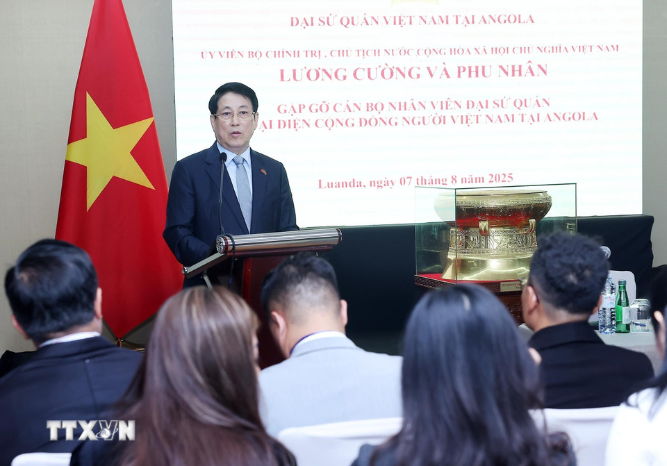 Chủ tịch nước Lương Cường nói chuyện với cán bộ, nhân viên Đại sứ quán và cộng đồng người Việt Nam tại Angola. (Ảnh: Lâm Khánh/TTXVN)