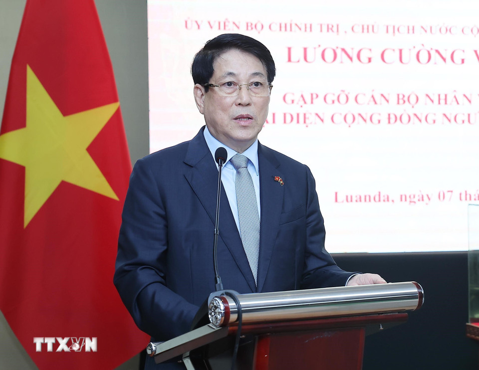 Chủ tịch nước Lương Cường nói chuyện với cán bộ, nhân viên Đại sứ quán và cộng đồng người Việt Nam tại Angola. (Ảnh: Lâm Khánh/TTXVN)