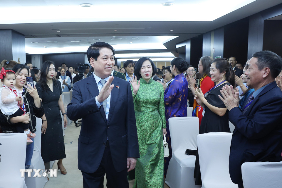 Chủ tịch nước Lương Cường và Phu nhân dự buổi gặp cán bộ, nhân viên Đại sứ quán và cộng đồng người Việt Nam tại Angola. (Ảnh: Lâm Khánh/TTXVN)