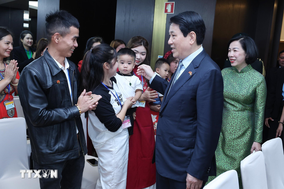 Chủ tịch nước Lương Cường và Phu nhân với đại diện cộng đồng người Việt Nam tại Angola. (Ảnh: Lâm Khánh/TTXVN)