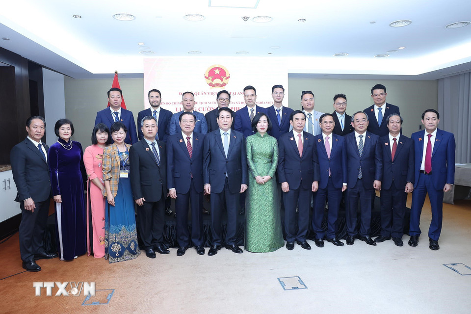 Chủ tịch nước Lương Cường, Phu nhân và các đại biểu với cán bộ, nhân viên Đại sứ quán Việt Nam tại Angola. (Ảnh: Lâm Khánh/TTXVN)