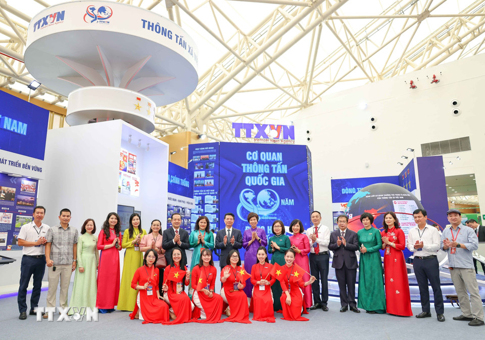 Bộ trưởng Bộ Khoa học và Công nghệ Nguyễn Mạnh Hùng cùng Ban Giám đốc và cán bộ, phóng viên, biên tập viên tại khu trưng bày của Thông tấn xã Việt Nam. (Ảnh: Thanh Tùng/TTXVN)