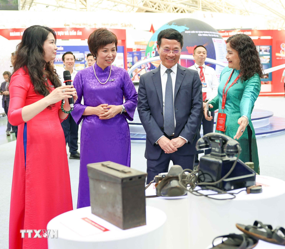 Bộ trưởng Bộ Khoa học và Công nghệ Nguyễn Mạnh Hùng tham quan khu trưng bày của Thông tấn xã Việt Nam. (Ảnh: Thanh Tùng/TTXVN)