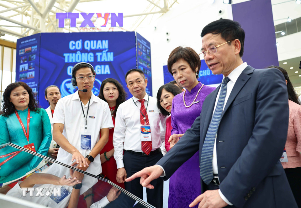 Bộ trưởng Bộ Khoa học và Công nghệ Nguyễn Mạnh Hùng tham quan khu trưng bày của Thông tấn xã Việt Nam. (Ảnh: Thanh Tùng/TTXVN)