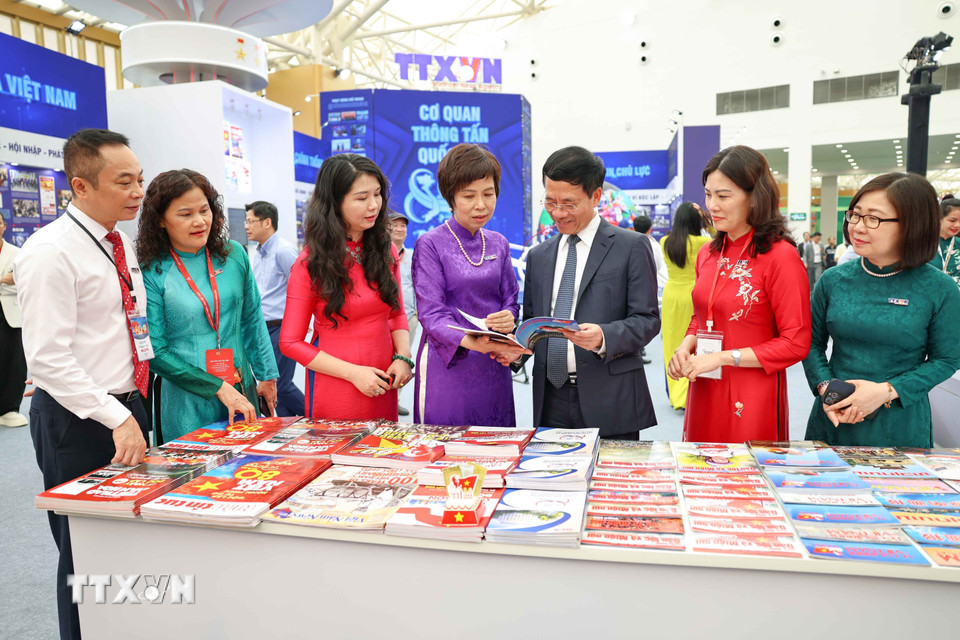 Bộ trưởng Bộ Khoa học và Công nghệ Nguyễn Mạnh Hùng tham quan khu trưng bày của Thông tấn xã Việt Nam. (Ảnh: Thanh Tùng/TTXVN)