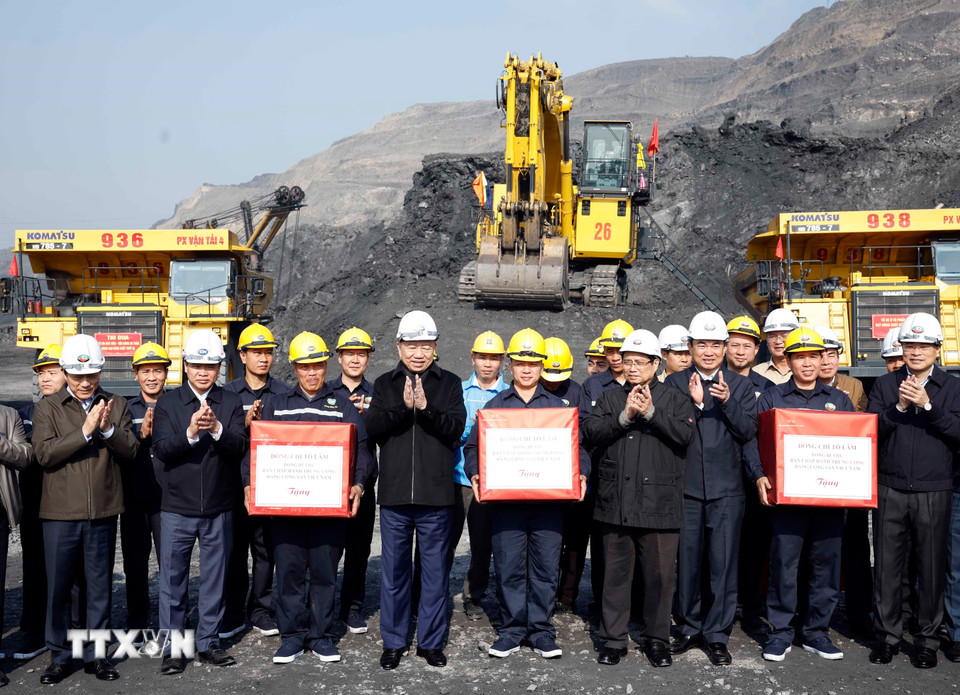 Tổng Bí thư Tô Lâm, Thủ tướng Phạm Minh Chính thăm, chúc Tết, tặng quà cán bộ, công nhân trực tiếp sản xuất tại Công ty Cổ phần Than Đèo Nai-Cọc Sáu, Tập đoàn Công nghiệp Than và Khoáng sản Việt Nam, tại tỉnh Quảng Ninh. (Ảnh: Thống Nhất/TTXVN)