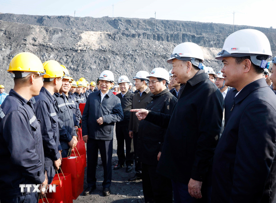 Tổng Bí thư Tô Lâm, Thủ tướng Phạm Minh Chính thăm, động viên cán bộ, công nhân trực tiếp sản xuất tại Công ty Cổ phần Than Đèo Nai–Cọc sáu, Tập đoàn Công nghiệp Than và Khoáng sản Việt Nam, tại tỉnh Quảng Ninh. (Ảnh: Thống Nhất/TTXVN)