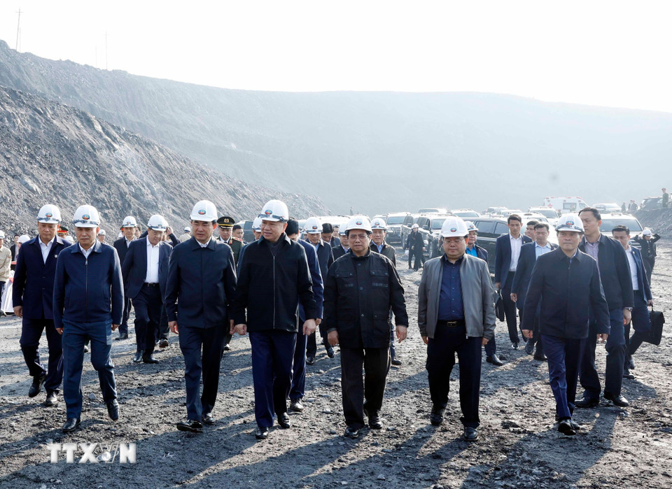 Tổng Bí thư Tô Lâm, Thủ tướng Phạm Minh Chính thăm khu vực sản xuất trên khai trường, Công ty Cổ phần Than Đèo Nai-Cọc sáu, Tập đoàn Công nghiệp Than và Khoáng sản Việt Nam, tại tỉnh Quảng Ninh. (Ảnh: Thống Nhất/TTXVN)