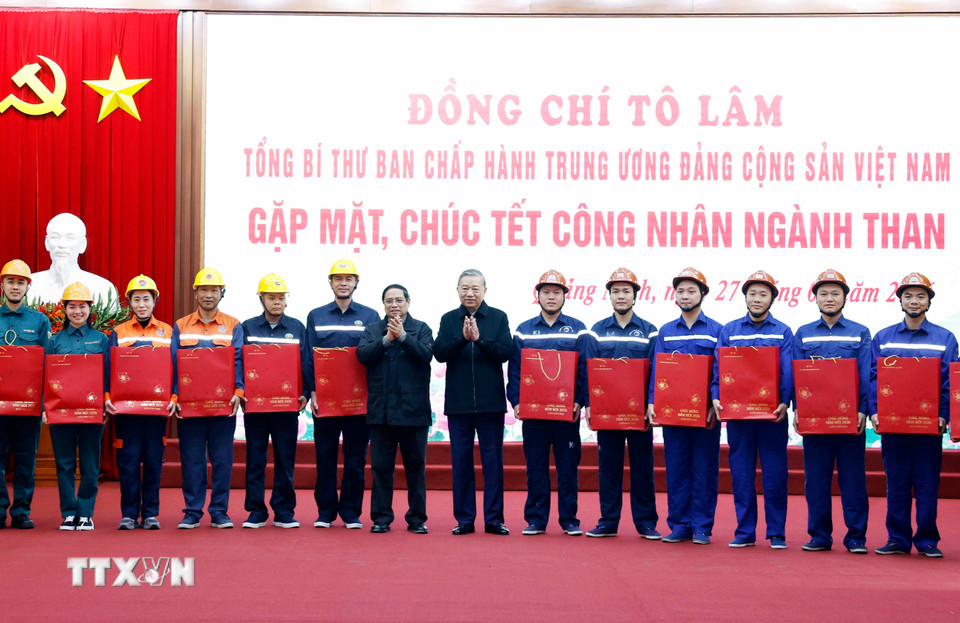 Tổng Bí thư Tô Lâm, Thủ tướng Phạm Minh Chính tặng quà cho các cá nhân. (Ảnh: Thống Nhất/TTXVN)