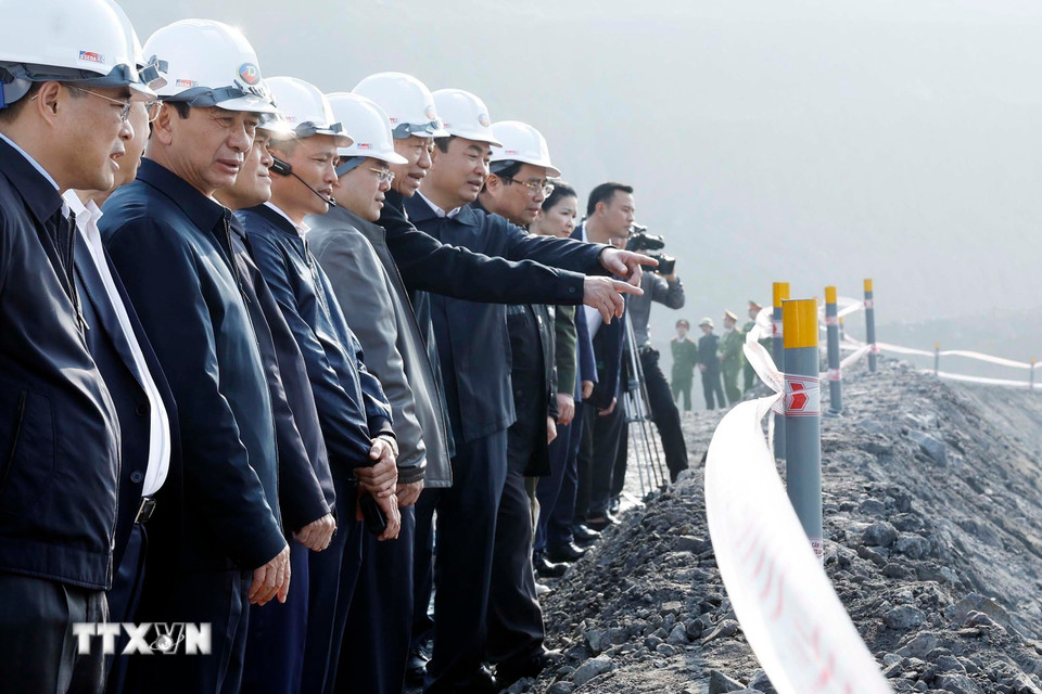 Tổng Bí thư Tô Lâm, Thủ tướng Phạm Minh Chính thăm khu vực sản xuất thuộc Công ty Cổ phần Than Đèo Nai-Cọc Sáu, Tập đoàn Công nghiệp Than và Khoáng sản Việt Nam, tại tỉnh Quảng Ninh. (Ảnh: Thống Nhất/TTXVN)