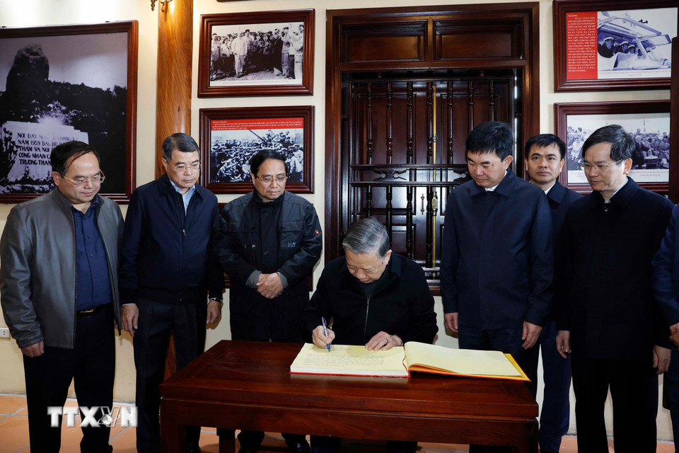 Tổng Bí thư Tô Lâm ghi sổ lưu niệm tại Nhà lưu niệm Chủ tịch Hồ Chí Minh tại Di tích lịch sử quốc gia Địa điểm lưu niệm Bác Hồ về thăm mỏ Đèo Nai tại phường Cẩm Phả, tỉnh Quảng Ninh. (Ảnh: Thống Nhất/TTXVN)