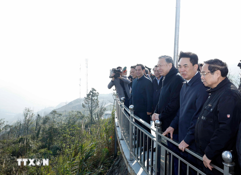 Tổng Bí thư Tô Lâm, Thủ tướng Phạm Minh Chính và đoàn công tác Trung ương tại Di tích lịch sử quốc gia Địa điểm lưu niệm Bác Hồ về thăm mỏ Đèo Nai tại phường Cẩm Phả, tỉnh Quảng Ninh. (Ảnh: Thống Nhất/TTXVN)