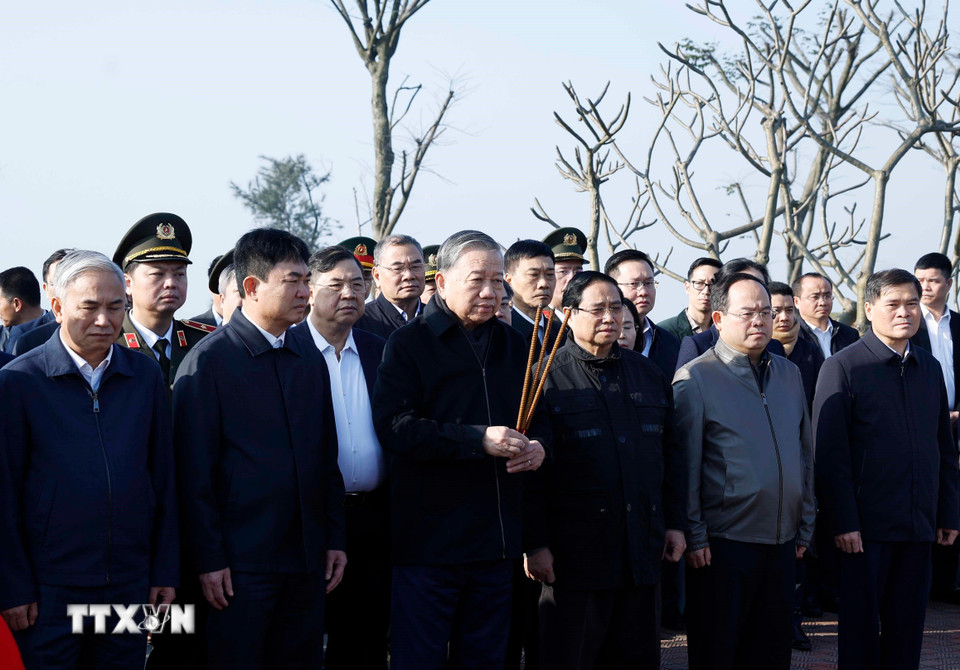 Tổng Bí thư Tô Lâm, Thủ tướng Phạm Minh Chính và đoàn công tác Trung ương dâng hoa, dâng hương tại Di tích lịch sử quốc gia Địa điểm lưu niệm Bác Hồ về thăm mỏ Đèo Nai tại phường Cẩm Phả, tỉnh Quảng Ninh. (Ảnh: Thống Nhất/TTXVN)