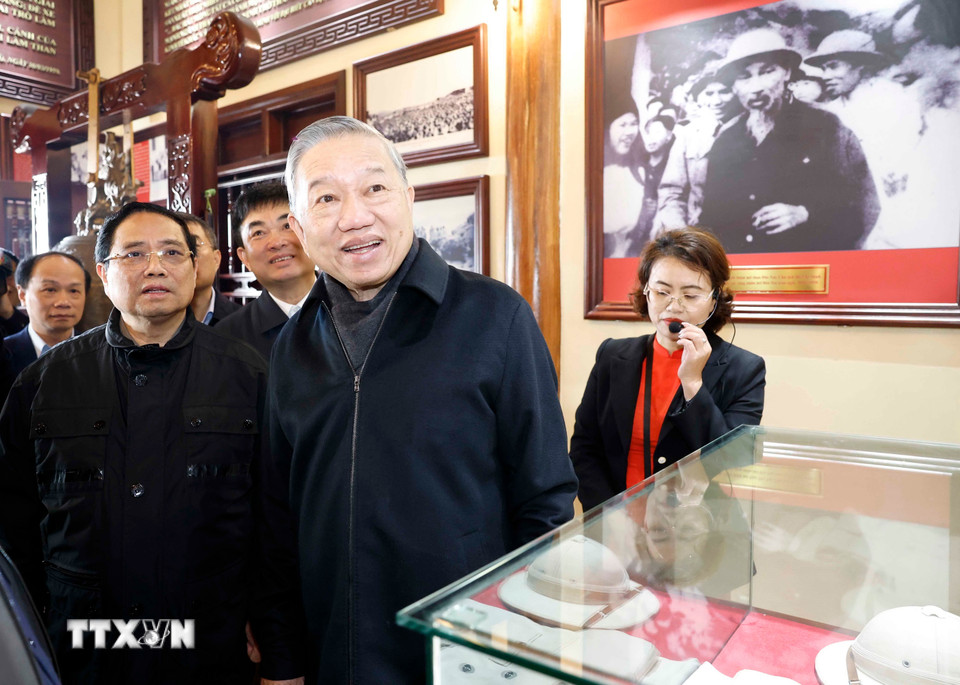 Tổng Bí thư Tô Lâm, Thủ tướng Phạm Minh Chính và đoàn công tác Trung ương thăm Nhà lưu niệm Chủ tịch Hồ Chí Minh tại Di tích lịch sử quốc gia Địa điểm lưu niệm Bác Hồ về thăm mỏ Đèo Nai tại phường Cẩm Phả, tỉnh Quảng Ninh. (Ảnh: Thống Nhất/TTXVN)