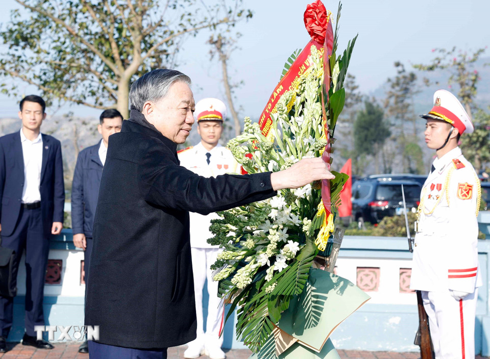 Tổng Bí thư Tô Lâm dâng hương tại Di tích lịch sử quốc gia Địa điểm lưu niệm Bác Hồ về thăm mỏ Đèo Nai tại phường Cẩm Phả, tỉnh Quảng Ninh. (Ảnh: Thống Nhất/TTXVN)