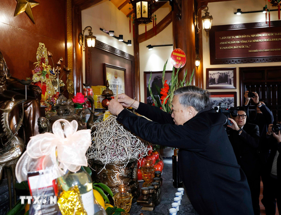 Tổng Bí thư Tô Lâm dâng hương tại Nhà lưu niệm Chủ tịch Hồ Chí Minh tại Di tích lịch sử quốc gia Địa điểm lưu niệm Bác Hồ về thăm mỏ Đèo Nai tại phường Cẩm Phả, tỉnh Quảng Ninh. (Ảnh: Thống Nhất/TTXVN)