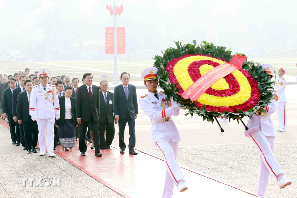 Tổng Bí thư, Chủ tịch nước Lào Thongloun Sisoulith và Phu nhân cùng Đoàn đại biểu cấp cao Đảng, Nhà nước Lào đã đến đặt vòng hoa, vào Lăng viếng Chủ tịch Hồ Chí Minh. (Ảnh: An Đăng/TTXVN)