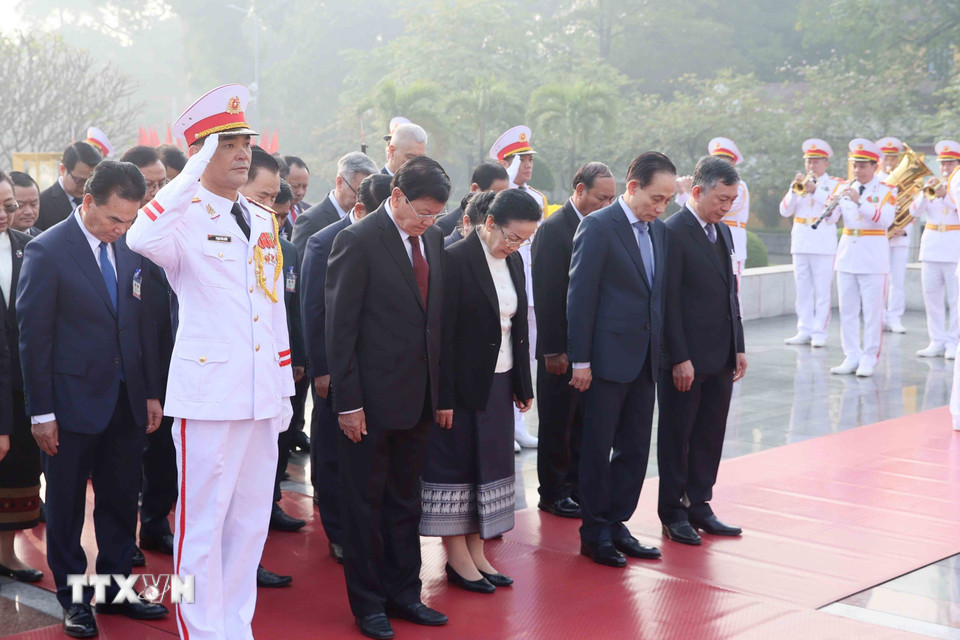 Tổng Bí thư, Chủ tịch nước Lào Thongloun Sisoulith và Phu nhân cùng Đoàn đại biểu cấp cao Đảng, Nhà nước Lào đến đặt vòng hoa tưởng niệm các Anh hùng liệt sỹ tại Đài tưởng niệm Bắc Sơn. (Ảnh: An Đăng/TTXVN)