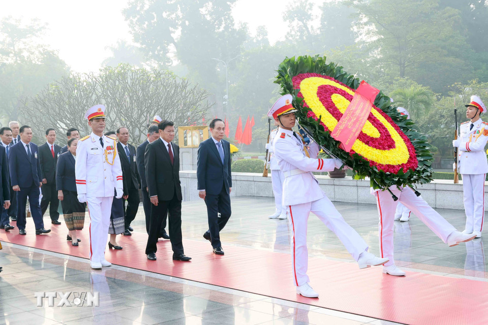 Tổng Bí thư, Chủ tịch nước Lào Thongloun Sisoulith và Phu nhân cùng Đoàn đại biểu cấp cao Đảng, Nhà nước Lào đến đặt vòng hoa tưởng niệm các Anh hùng liệt sỹ tại Đài tưởng niệm Bắc Sơn. (Ảnh: An Đăng/TTXVN)